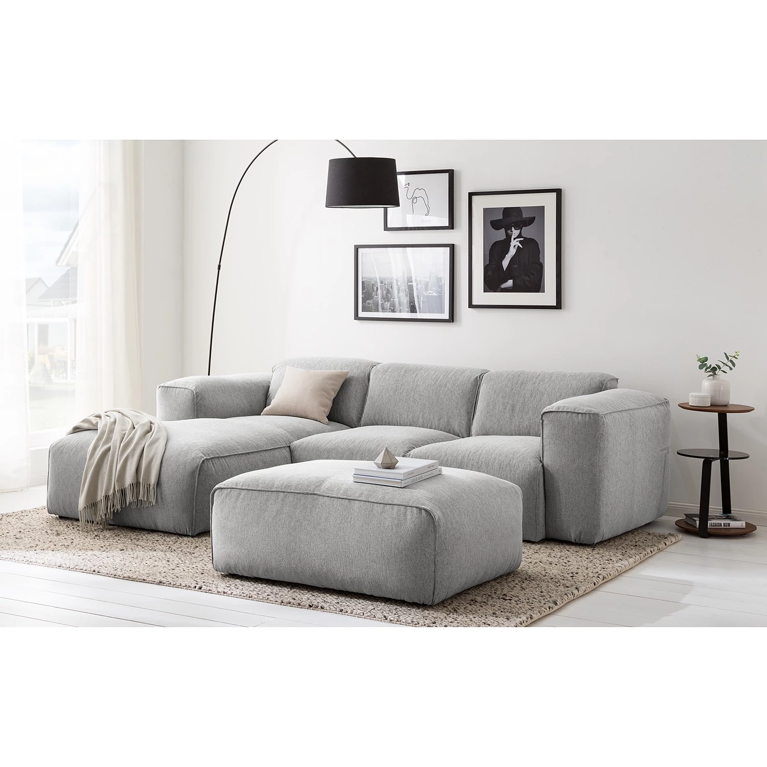 Studio Copenhagen Repose-pieds capitonné HUDSON - Tissu Saia: Gris clair 4 Studio Copenhagen Repose-pieds capitonné HUDSON - Tissu Saia: Gris clair – Image 2