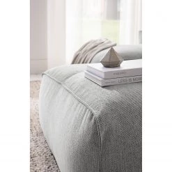 Studio Copenhagen Repose-pieds capitonné HUDSON - Tissu Saia: Gris clair 19 Studio Copenhagen Repose-pieds capitonné HUDSON - Tissu Saia: Gris clair -Meubles de salon Soldes 1000011005 201130 15532700155 DETAILS P000000001000011005