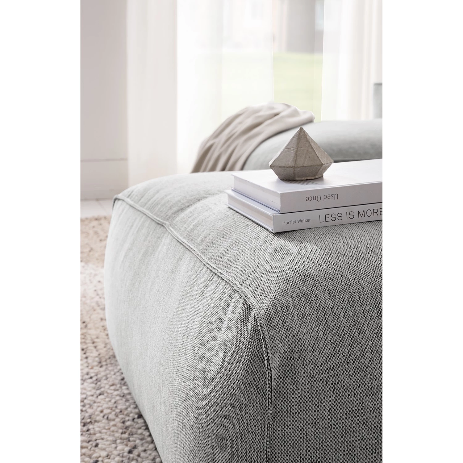 Studio Copenhagen Repose-pieds capitonné HUDSON - Tissu Saia: Gris clair 10 Studio Copenhagen Repose-pieds capitonné HUDSON - Tissu Saia: Gris clair – Image 8