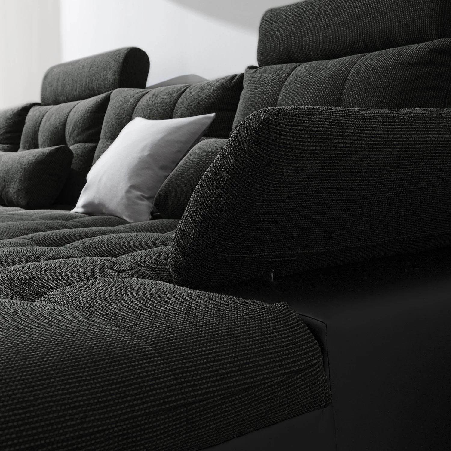 Fredriks Canapé panoramique Puntiro I - Tissu - Cuir synthétique Lilo / Tissu structuré Satur: Noit / Anthracite - Méridienne courte à droite / longue à gauche (vue de face) 21 Fredriks Canapé panoramique Puntiro I - Tissu - Cuir synthétique Lilo / Tissu structuré Satur: Noit / Anthracite - Méridienne courte à droite / longue à gauche (vue de face) – Image 19