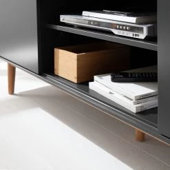 Mørteens Meuble TV Lindholm - Partiellement en chêne massif - Gris - 180 x 45 cm 28 Mørteens Meuble TV Lindholm - Partiellement en chêne massif - Gris - 180 x 45 cm -Meubles de salon Soldes 1000119256 190211 10373900010 GALLERYIMAGES P000000001000119256