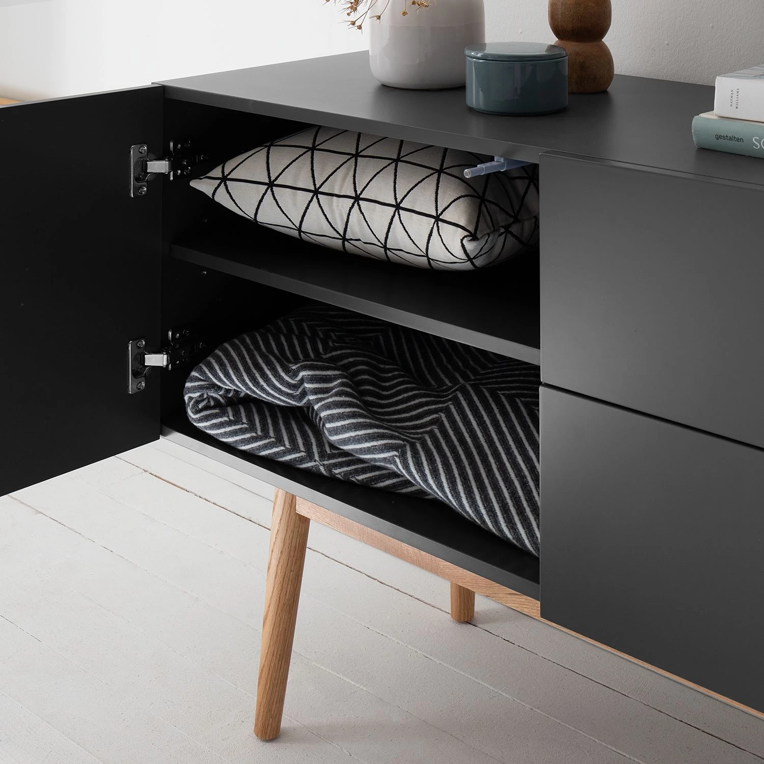 Mørteens Buffet Lindholm III - Partiellement en chêne massif - Gris 11 Mørteens Buffet Lindholm III - Partiellement en chêne massif - Gris – Image 9