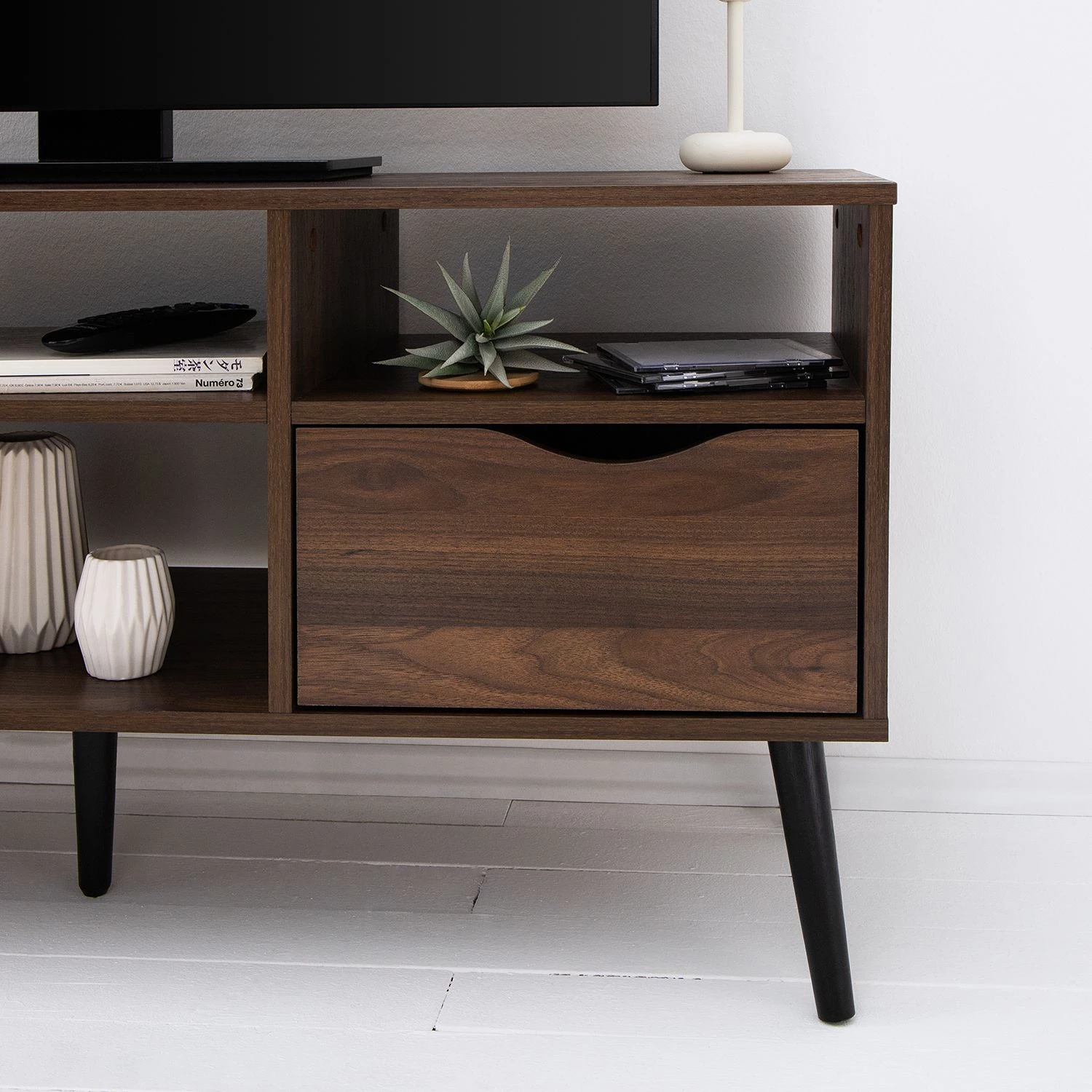 Mørteens Meuble TV Gjora I - Partiellement en hévéa massif - Noyer 13 Mørteens Meuble TV Gjora I - Partiellement en hévéa massif - Noyer – Image 11