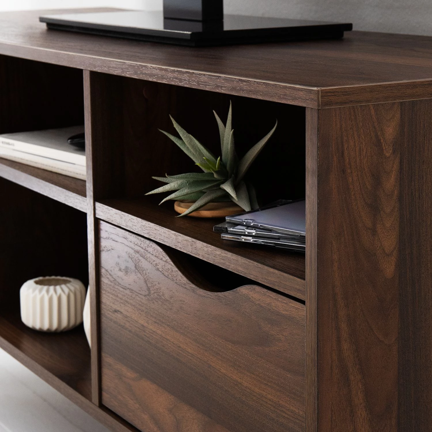 Mørteens Meuble TV Gjora I - Partiellement en hévéa massif - Noyer 14 Mørteens Meuble TV Gjora I - Partiellement en hévéa massif - Noyer – Image 12