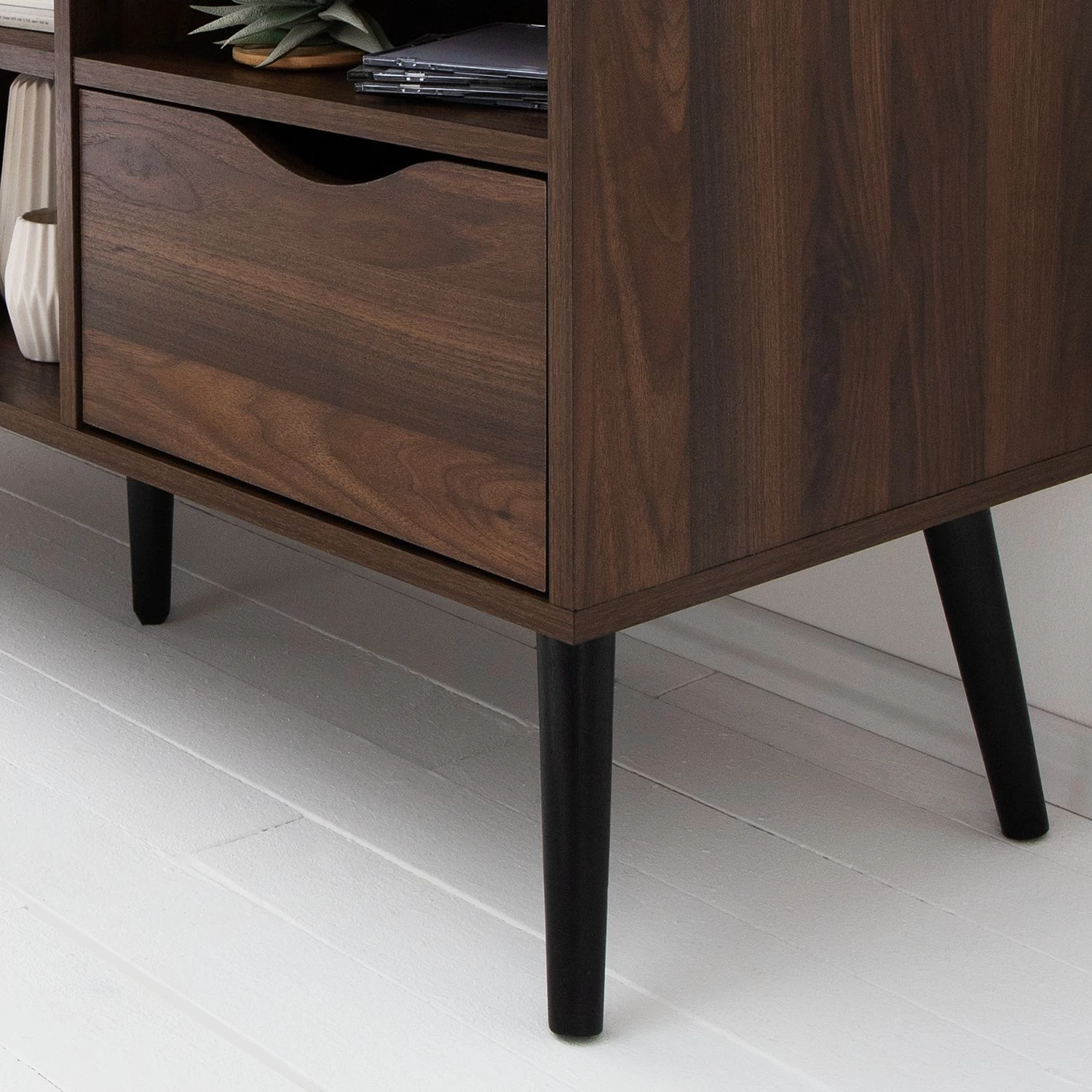 Mørteens Meuble TV Gjora I - Partiellement en hévéa massif - Noyer 15 Mørteens Meuble TV Gjora I - Partiellement en hévéa massif - Noyer – Image 13