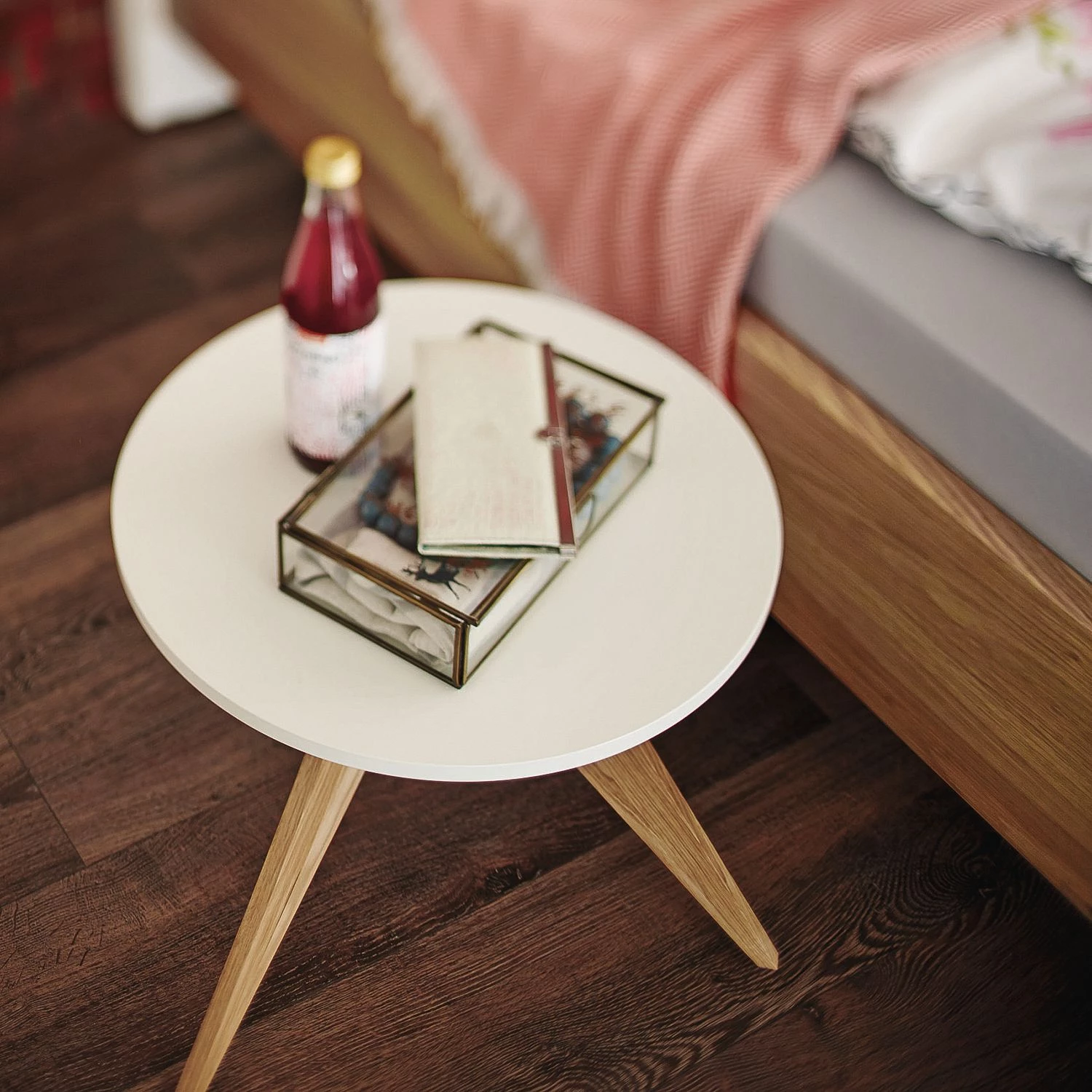 Now! by hülsta Table d'appoint hülsta now V - Partiellement en chêne massif - Blanc laqué 4 Now! by hülsta Table d'appoint hülsta now V - Partiellement en chêne massif - Blanc laqué – Image 2