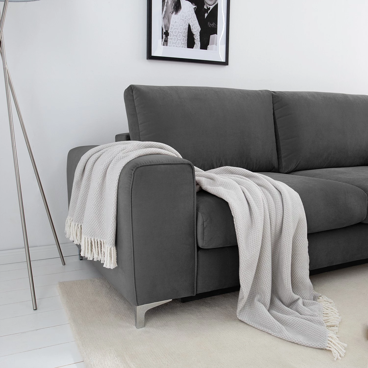 Jack & Alice Canapé d’angle Baitz I - Tissu - Velours Krysia: Anthracite - Méridienne longue à droite (vue de face) 13 Jack & Alice Canapé d’angle Baitz I - Tissu - Velours Krysia: Anthracite - Méridienne longue à droite (vue de face) – Image 11