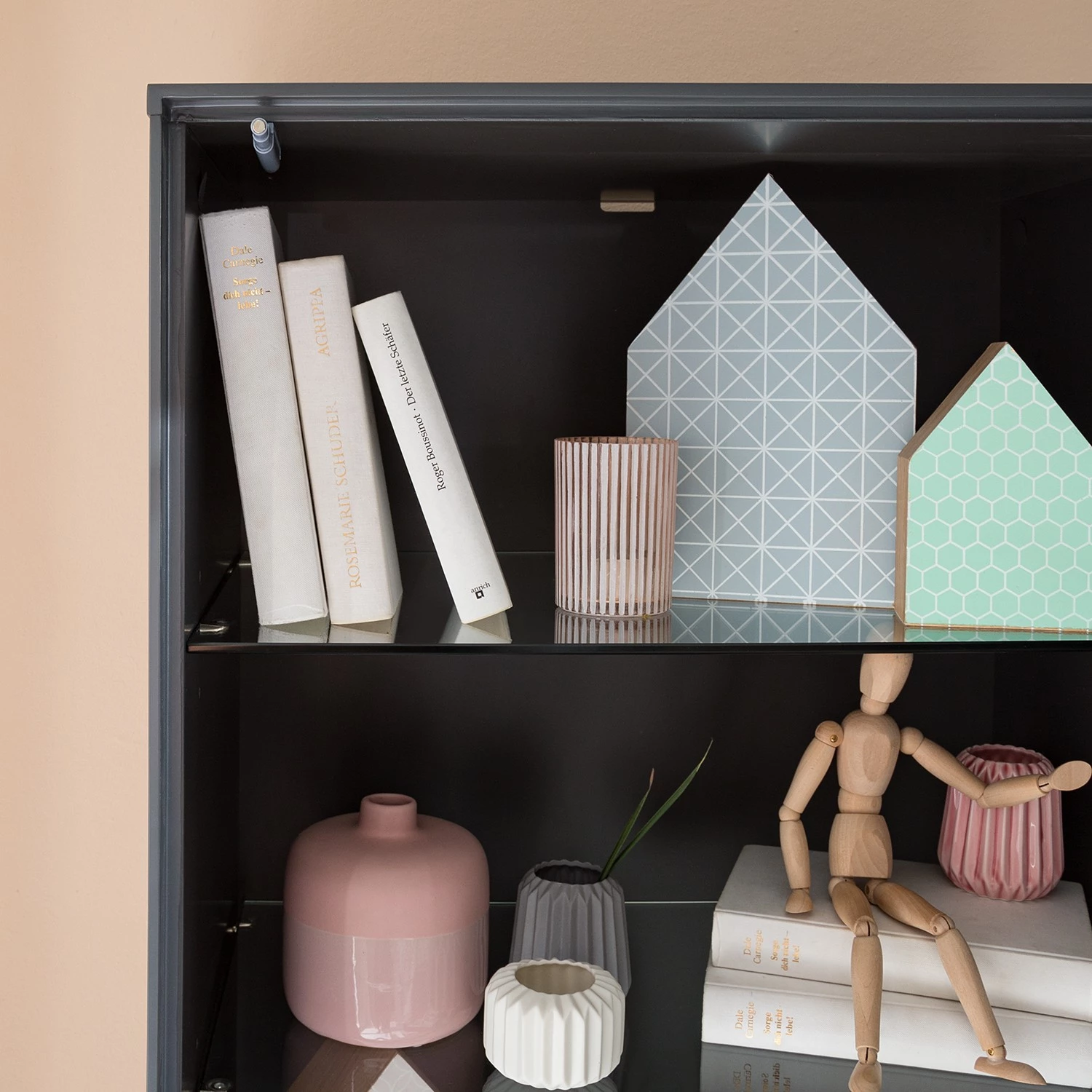 Mørteens Vitrine Lindholm - Partiellement en chêne massif - Gris mat 11 Mørteens Vitrine Lindholm - Partiellement en chêne massif - Gris mat – Image 9