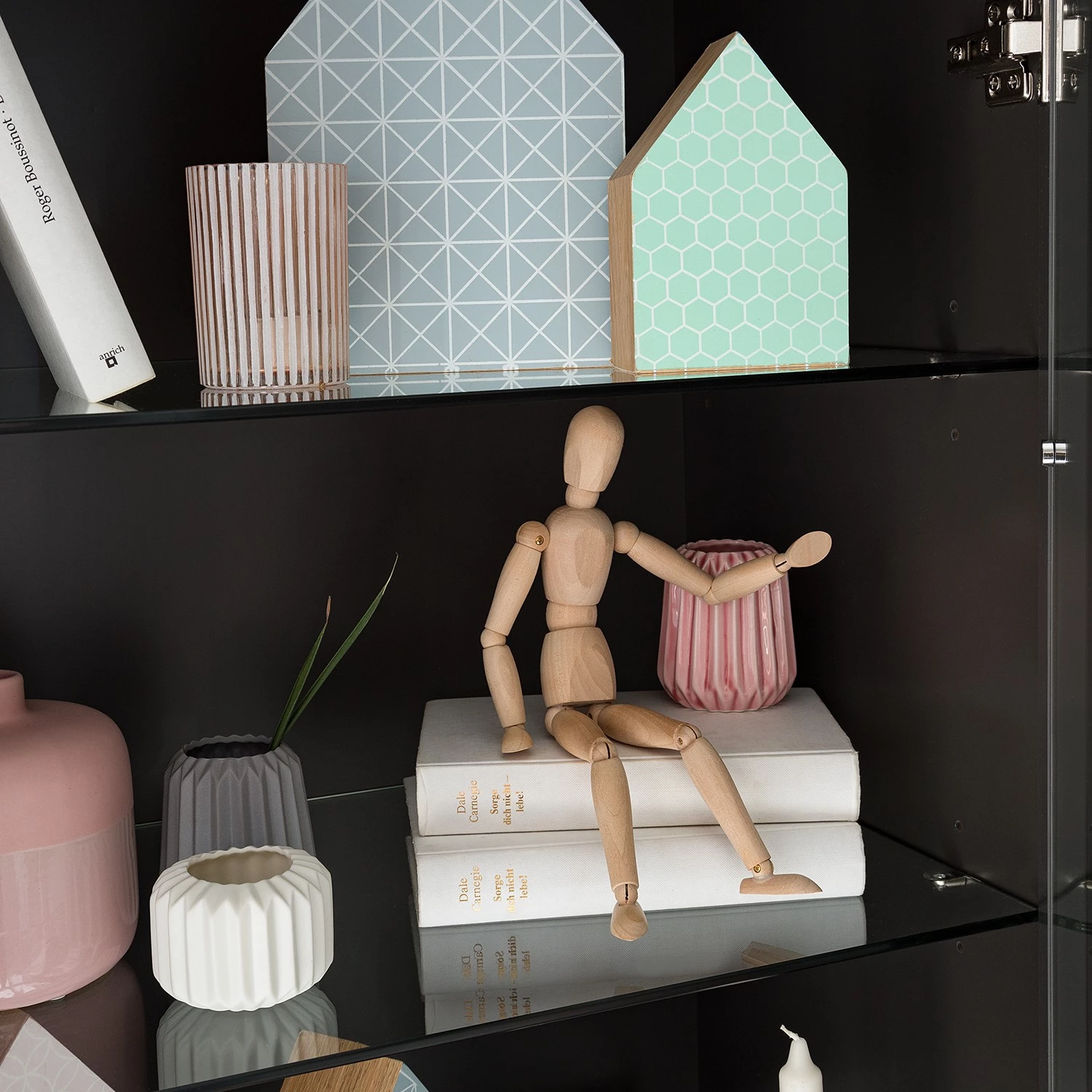 Mørteens Vitrine Lindholm - Partiellement en chêne massif - Gris mat 12 Mørteens Vitrine Lindholm - Partiellement en chêne massif - Gris mat – Image 10