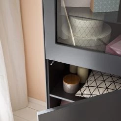 Mørteens Vitrine Lindholm - Partiellement en chêne massif - Gris mat 28 Mørteens Vitrine Lindholm - Partiellement en chêne massif - Gris mat -Meubles de salon Soldes 1000170810 200108 13505900005 DETAILS P000000001000170810