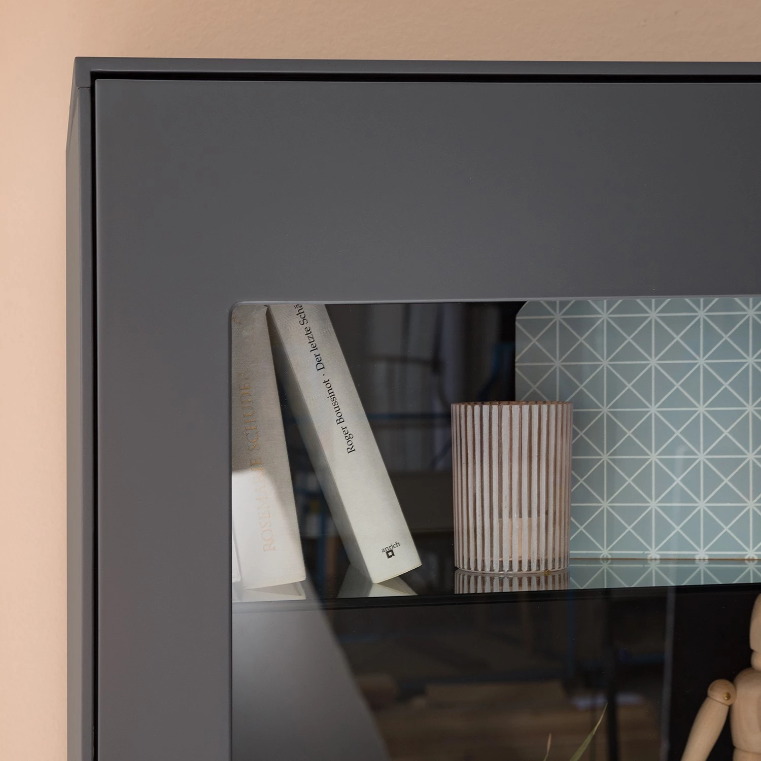 Mørteens Vitrine Lindholm - Partiellement en chêne massif - Gris mat 16 Mørteens Vitrine Lindholm - Partiellement en chêne massif - Gris mat – Image 14