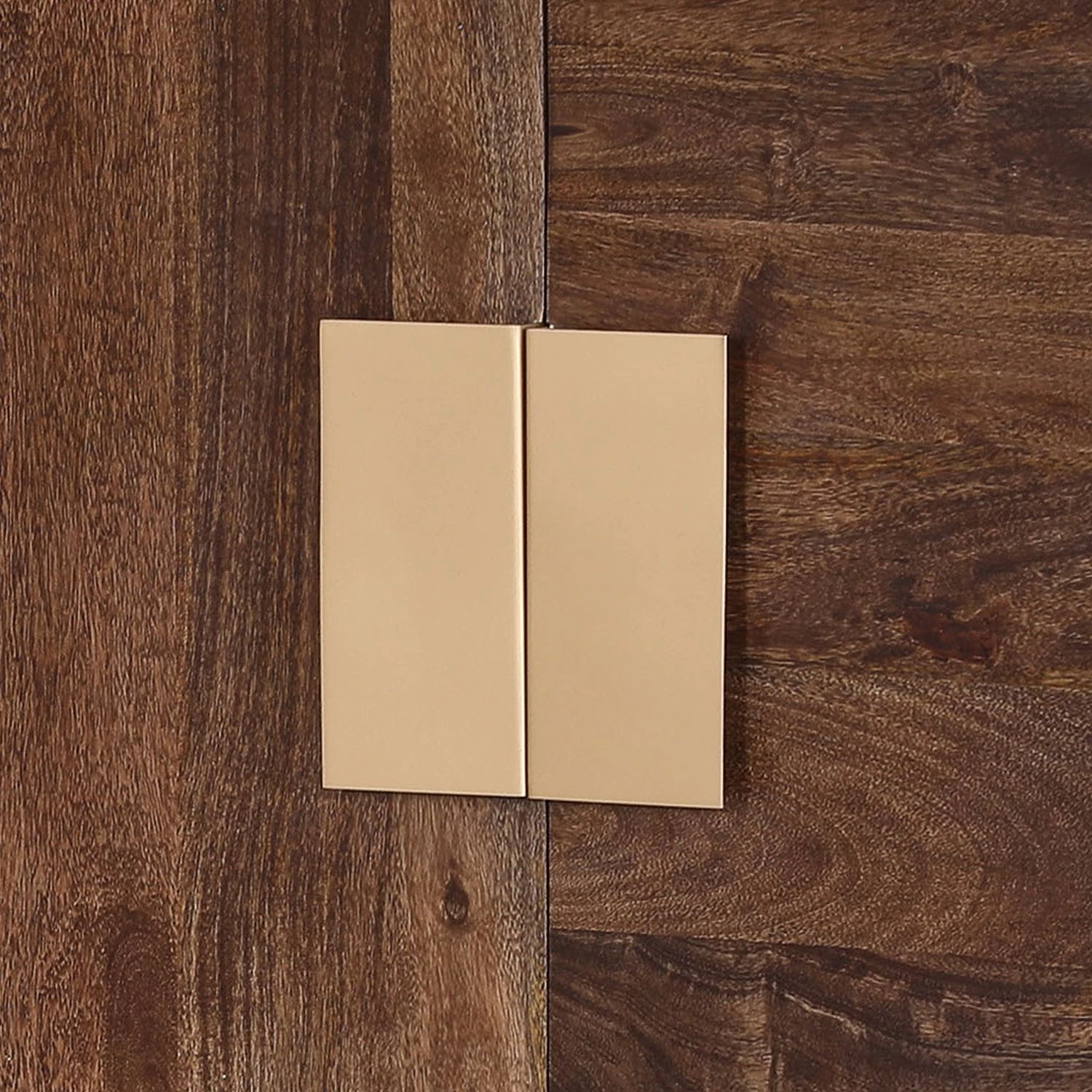 Jack & Alice Buffet Lyss - Acacia massif / Métal - Acacia marron / Laiton 6 Jack & Alice Buffet Lyss - Acacia massif / Métal - Acacia marron / Laiton – Image 4