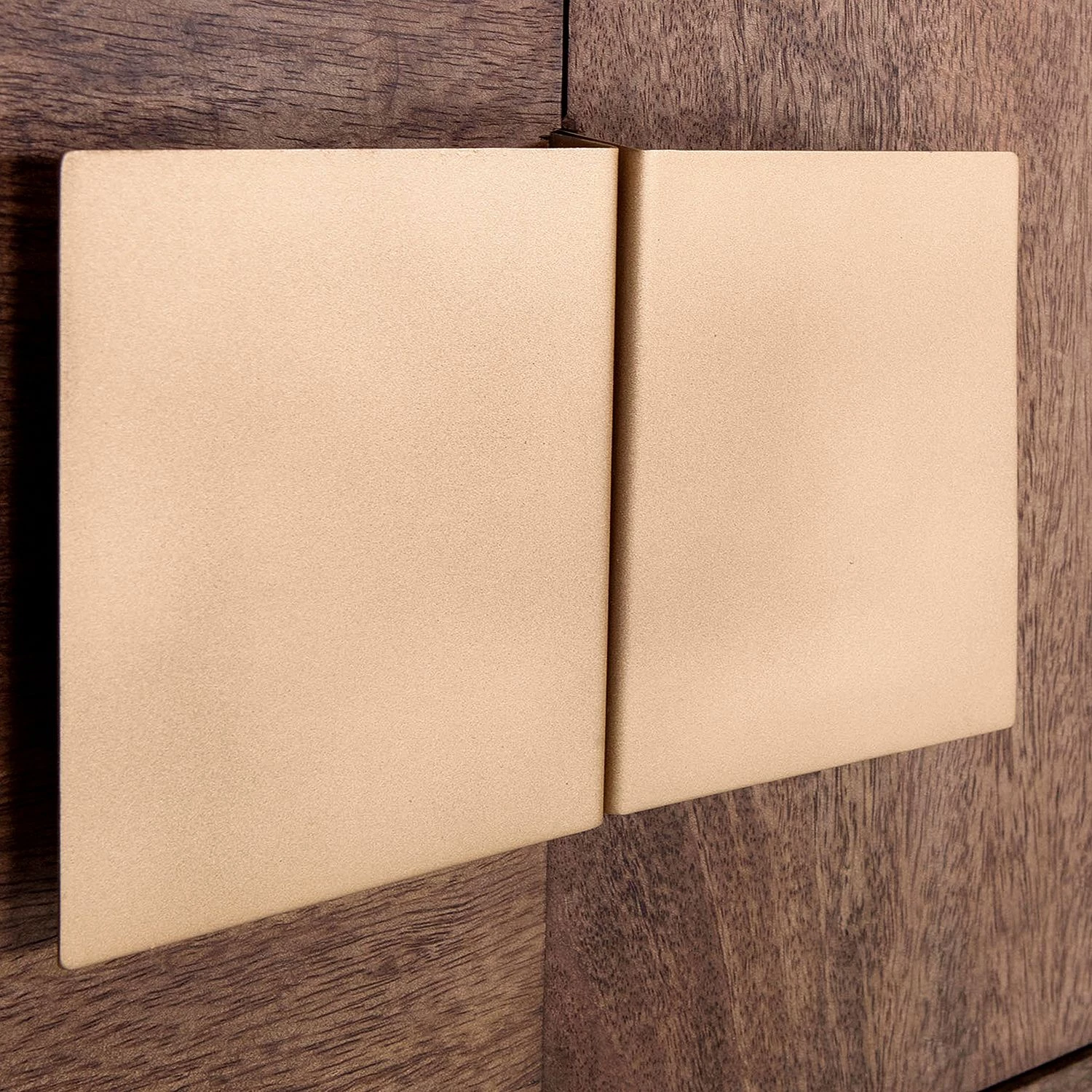 Jack & Alice Meuble TV Lyss I - Acacia massif / Métal - Acacia marron / Laiton 6 Jack & Alice Meuble TV Lyss I - Acacia massif / Métal - Acacia marron / Laiton – Image 4