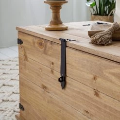 Maison Belfort Coffre Finca Rustica - Pin massif - Epicéa naturel 43 Maison Belfort Coffre Finca Rustica - Pin massif - Epicéa naturel -Meubles de salon Soldes 1000178021 200511 13523800004 DETAILS P000000001000178021