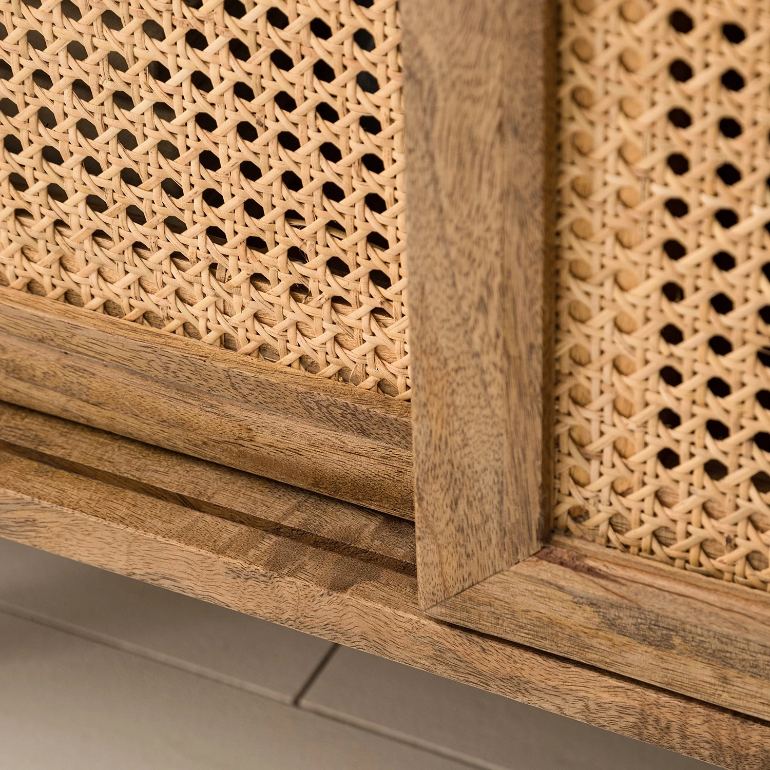 Ars manufacti Buffet Vina II - Manguier massif / Rotin - Manguier / Noir 13 Ars manufacti Buffet Vina II - Manguier massif / Rotin - Manguier / Noir – Image 11