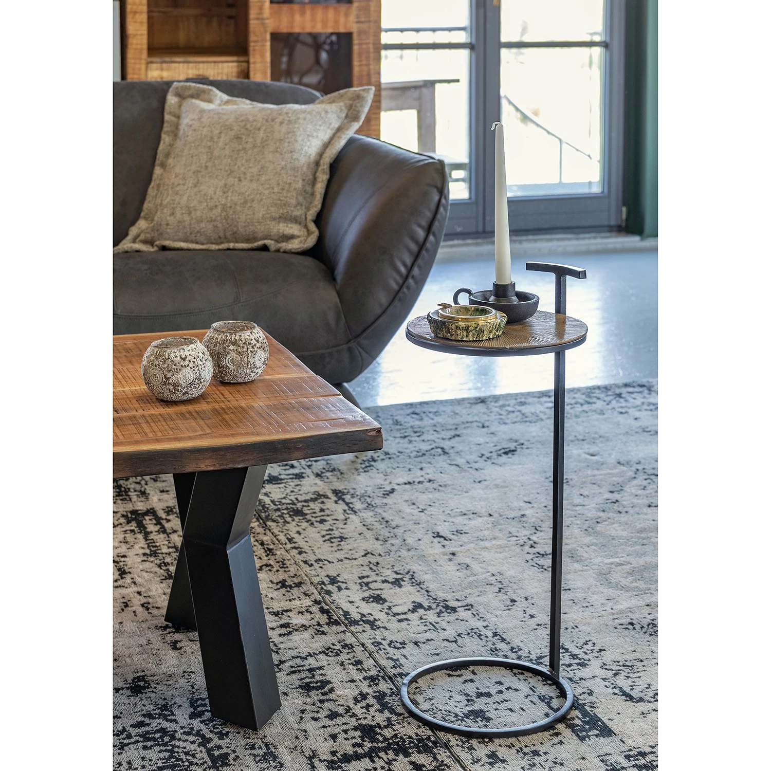 Ars manufacti Bout de canapé Nikko V - Laiton - Laiton vieilli / Noir 4 Ars manufacti Bout de canapé Nikko V - Laiton - Laiton vieilli / Noir – Image 2