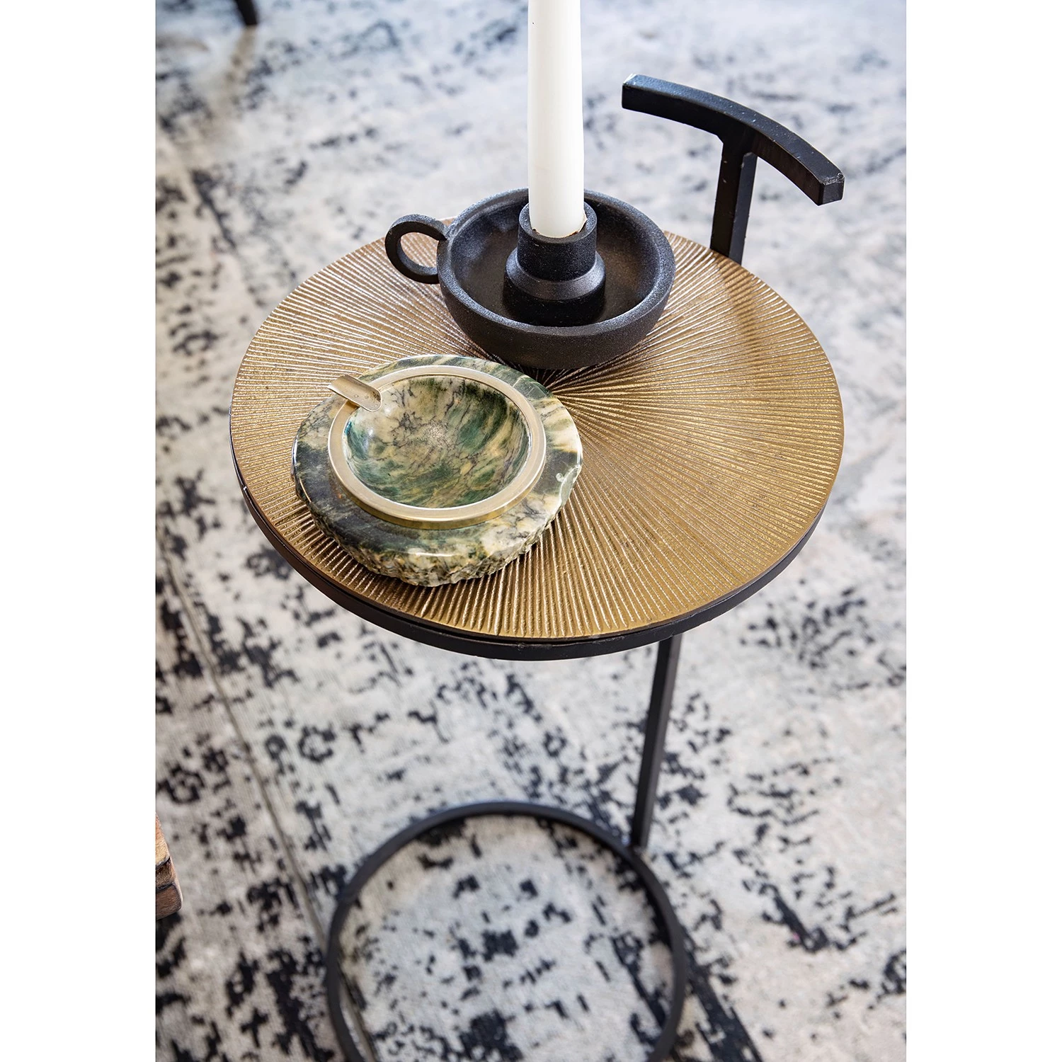 Ars manufacti Bout de canapé Nikko V - Laiton - Laiton vieilli / Noir 5 Ars manufacti Bout de canapé Nikko V - Laiton - Laiton vieilli / Noir – Image 3