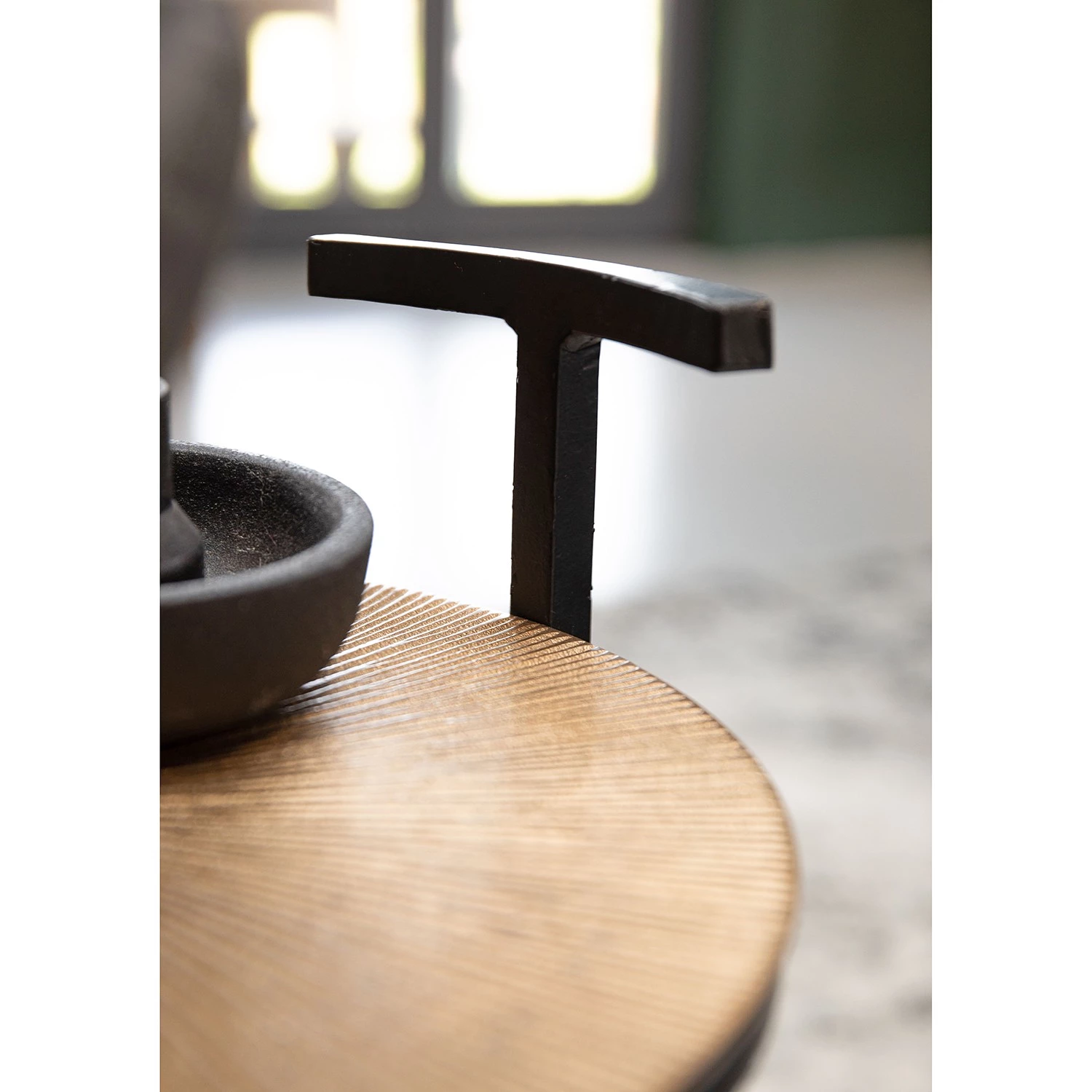 Ars manufacti Bout de canapé Nikko V - Laiton - Laiton vieilli / Noir 10 Ars manufacti Bout de canapé Nikko V - Laiton - Laiton vieilli / Noir – Image 8