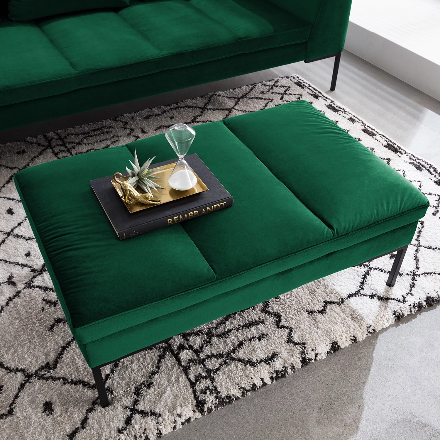 Studio Copenhagen Repose-pieds Madison - Velours Shyla: Vert foncé 7 Studio Copenhagen Repose-pieds Madison - Velours Shyla: Vert foncé – Image 5