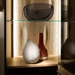 Naturoo Vitrine murale Doora - Partiellement en chêne à nœuds massif - Chêne à nœuds Bianco / Graphite 15 Naturoo Vitrine murale Doora - Partiellement en chêne à nœuds massif - Chêne à nœuds Bianco / Graphite -Meubles de salon Soldes 1000207362 200317 14293300120 DETAILS P000000001000207362