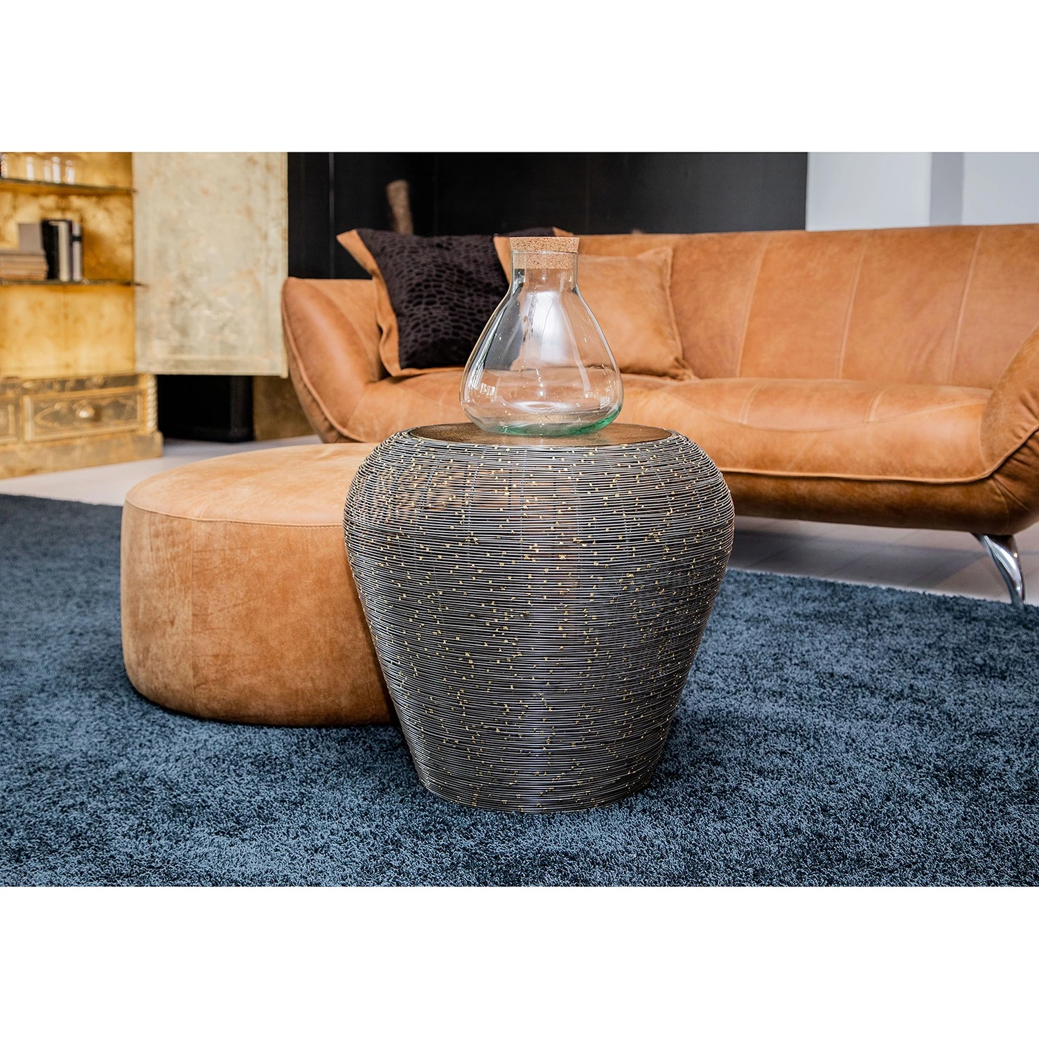 Jack & Alice Bout de canapé Crossett III - Aluminium / Fer / Laiton vieilli / Noir 4 Jack & Alice Bout de canapé Crossett III - Aluminium / Fer / Laiton vieilli / Noir – Image 2