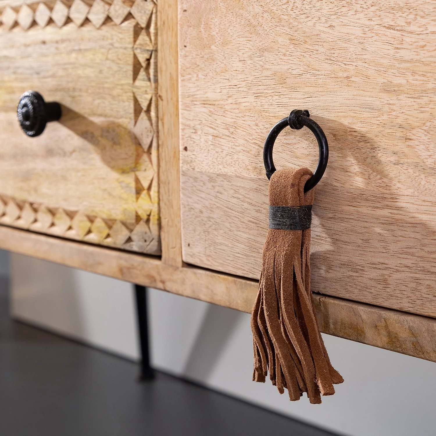 Red Living Buffet Latta - Manguier massif / Métal - Manguier / Noir 8 Red Living Buffet Latta - Manguier massif / Métal - Manguier / Noir – Image 6