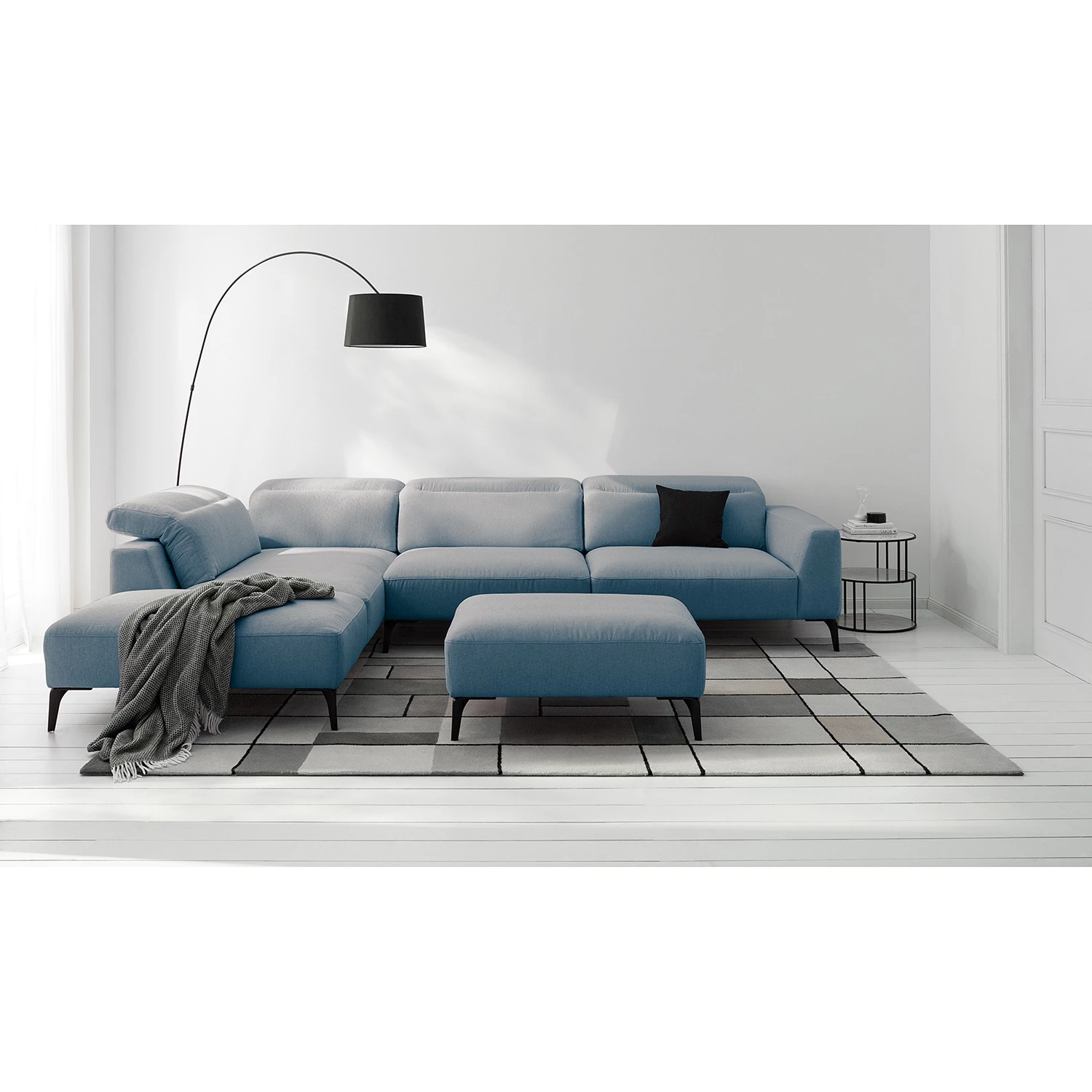 Studio Copenhagen Repose-pieds capitonné Berrie - Tissu Saia: Bleu jean 4 Studio Copenhagen Repose-pieds capitonné Berrie - Tissu Saia: Bleu jean – Image 2