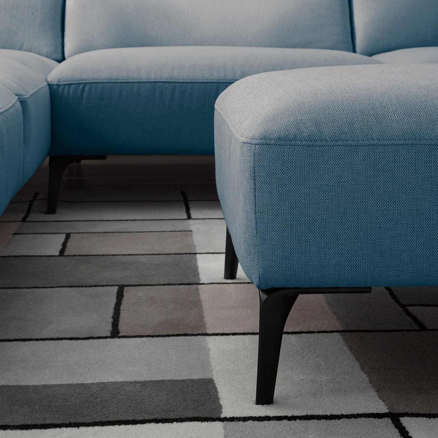 Studio Copenhagen Repose-pieds capitonné Berrie - Tissu Saia: Bleu jean 8 Studio Copenhagen Repose-pieds capitonné Berrie - Tissu Saia: Bleu jean – Image 6