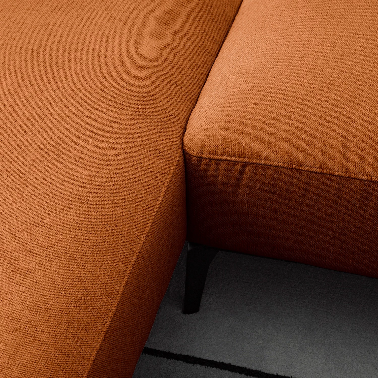 Studio Copenhagen Canapé d’angle Berrie II - Tissu Saia: Rouille - Largeur : 325 cm - Méridienne longue à gauche (vue de face) 15 Studio Copenhagen Canapé d’angle Berrie II - Tissu Saia: Rouille - Largeur : 325 cm - Méridienne longue à gauche (vue de face) – Image 13