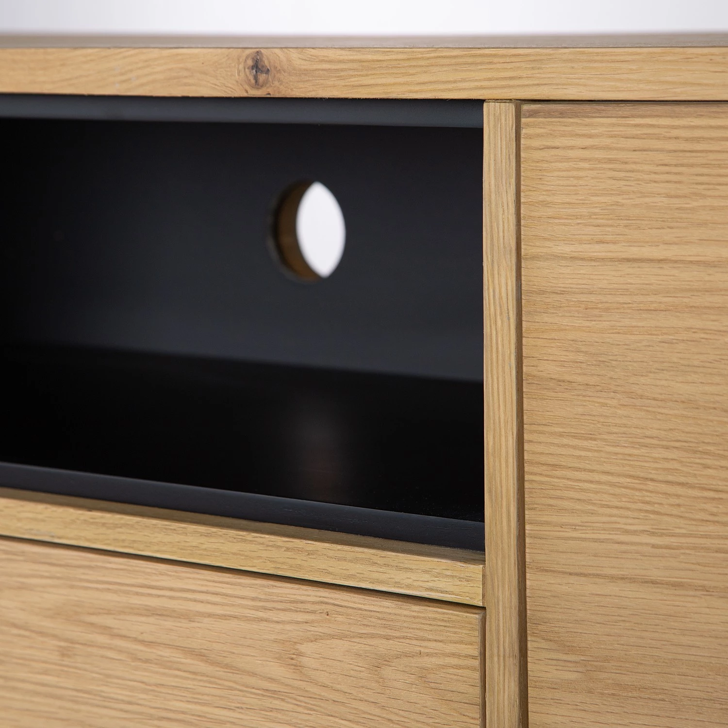 Studio Copenhagen Meuble TV Flox I - Placage en bois véritable / Métal -Chêne / Noir 8 Studio Copenhagen Meuble TV Flox I - Placage en bois véritable / Métal -Chêne / Noir – Image 6