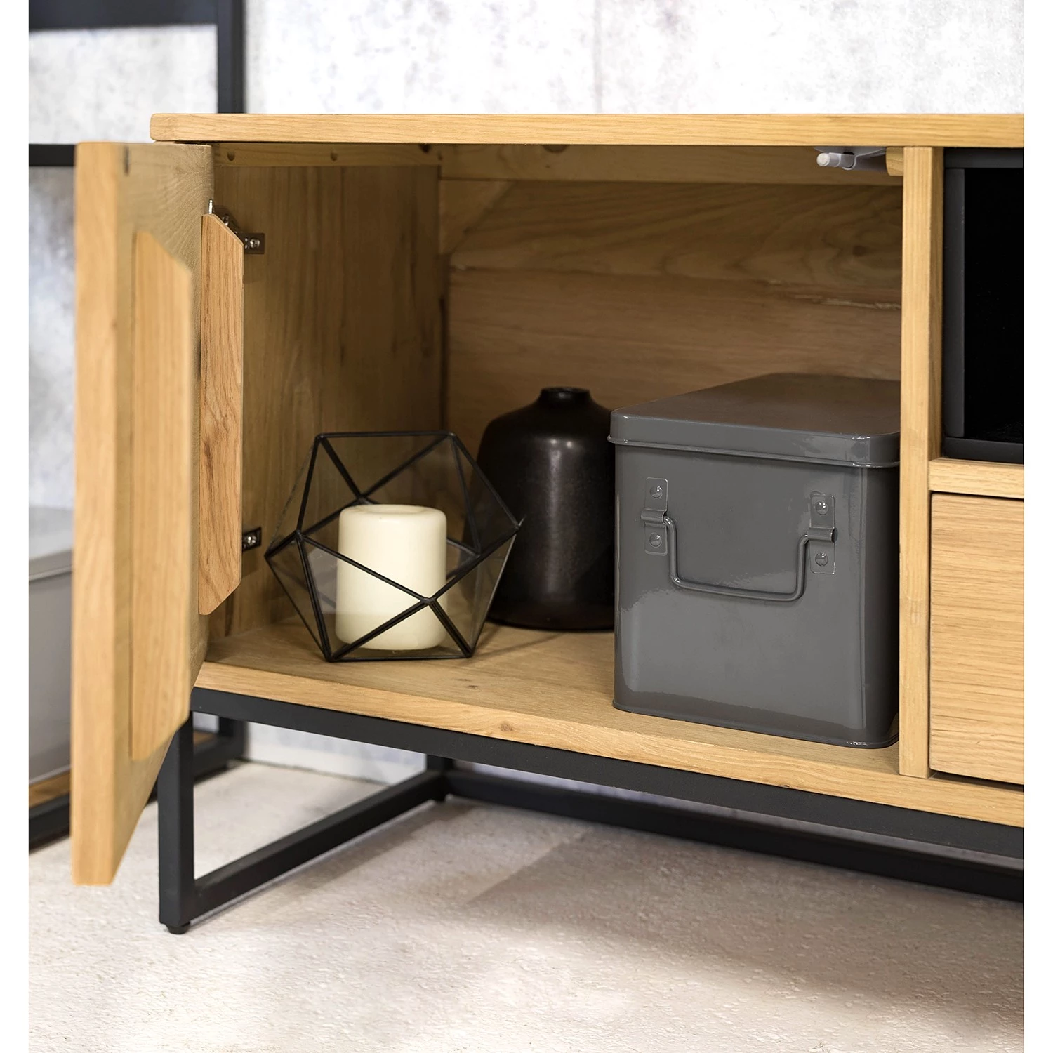 Studio Copenhagen Meuble TV Flox I - Placage en bois véritable / Métal -Chêne / Noir 16 Studio Copenhagen Meuble TV Flox I - Placage en bois véritable / Métal -Chêne / Noir – Image 14