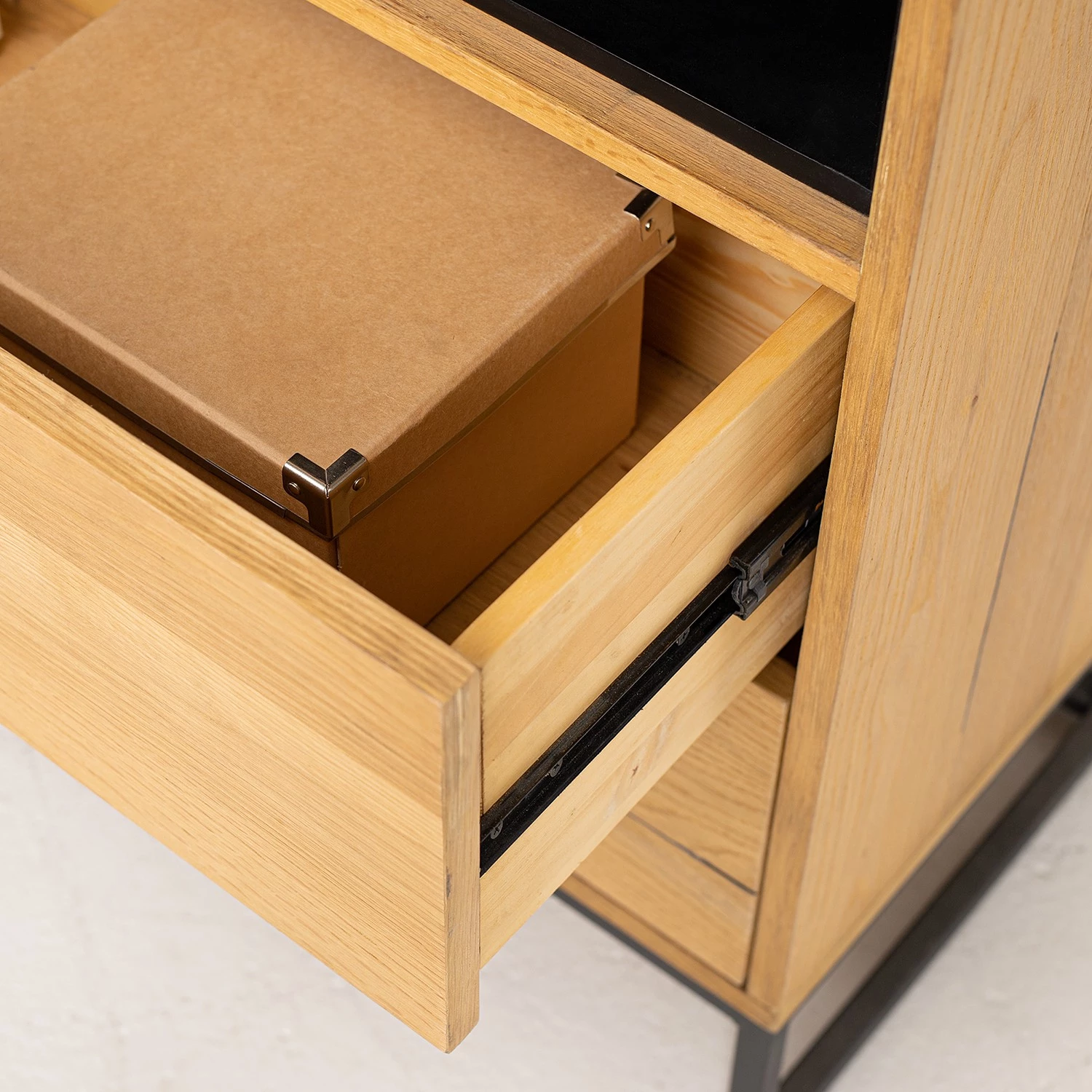 Studio Copenhagen Buffet haut Flox - Placage en bois véritable / Métal -Chêne / Noir 14 Studio Copenhagen Buffet haut Flox - Placage en bois véritable / Métal -Chêne / Noir – Image 12