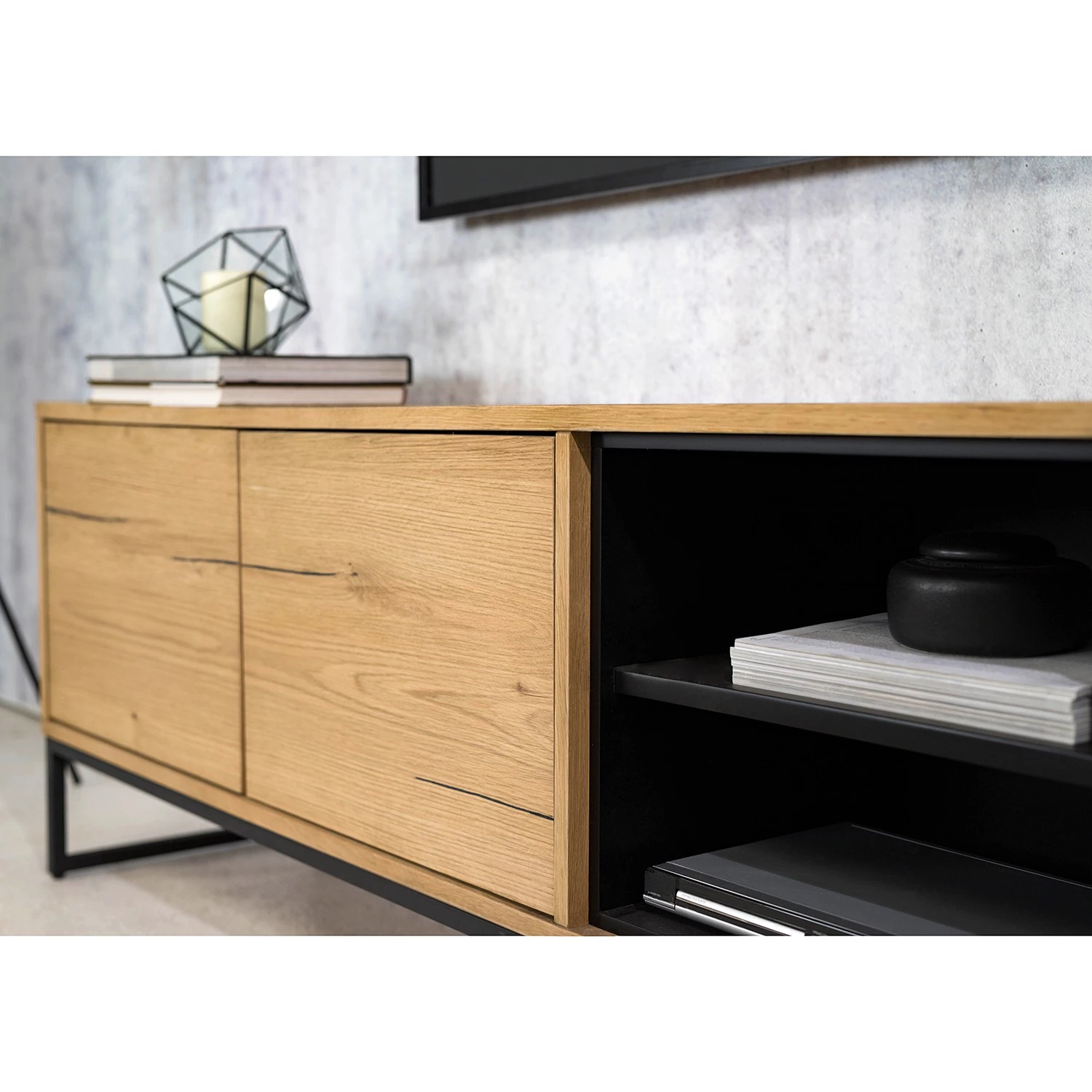 Studio Copenhagen Meuble TV Flox II - Placage en bois véritable / Métal -Chêne / Noir 16 Studio Copenhagen Meuble TV Flox II - Placage en bois véritable / Métal -Chêne / Noir – Image 14