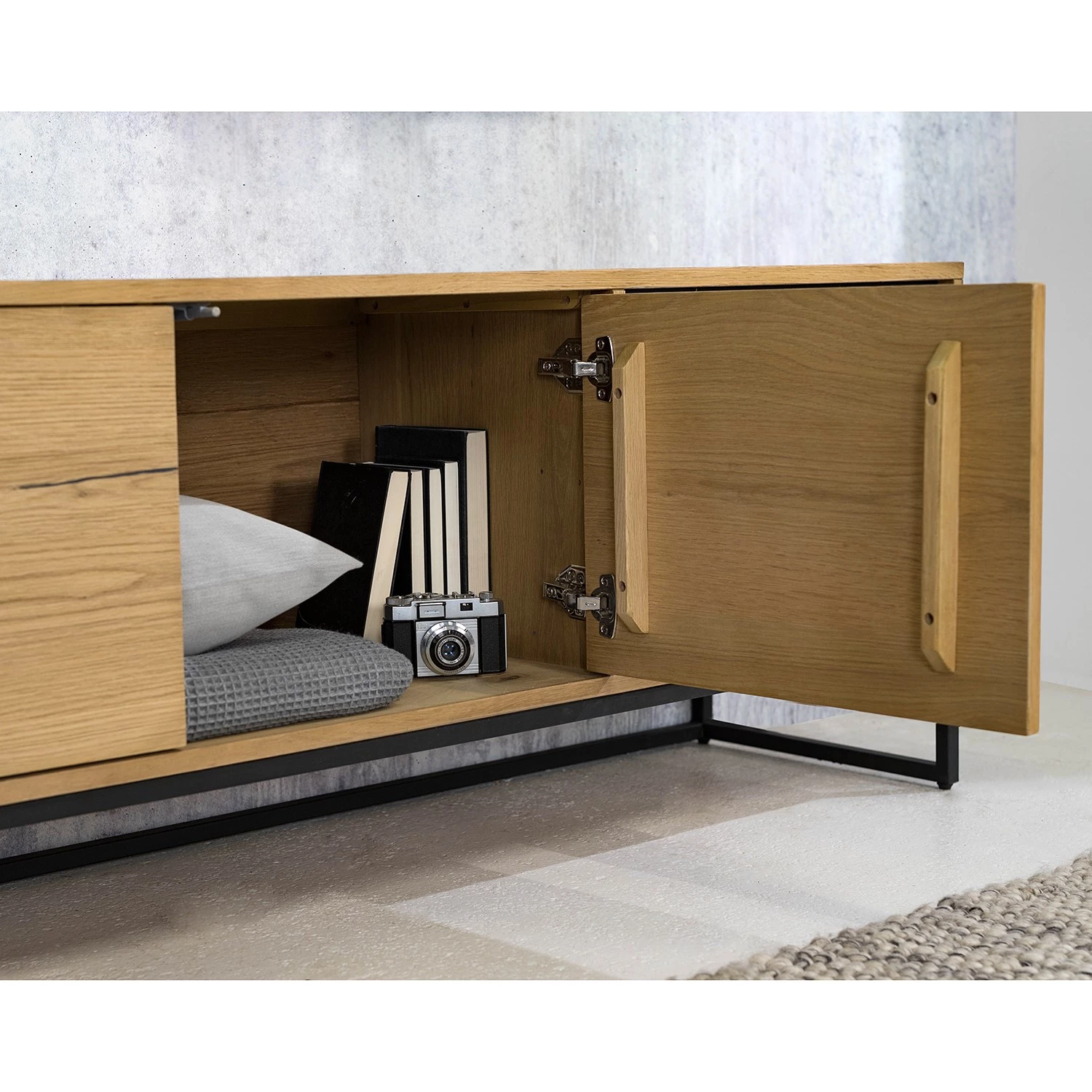 Studio Copenhagen Meuble TV Flox II - Placage en bois véritable / Métal -Chêne / Noir 14 Studio Copenhagen Meuble TV Flox II - Placage en bois véritable / Métal -Chêne / Noir – Image 12