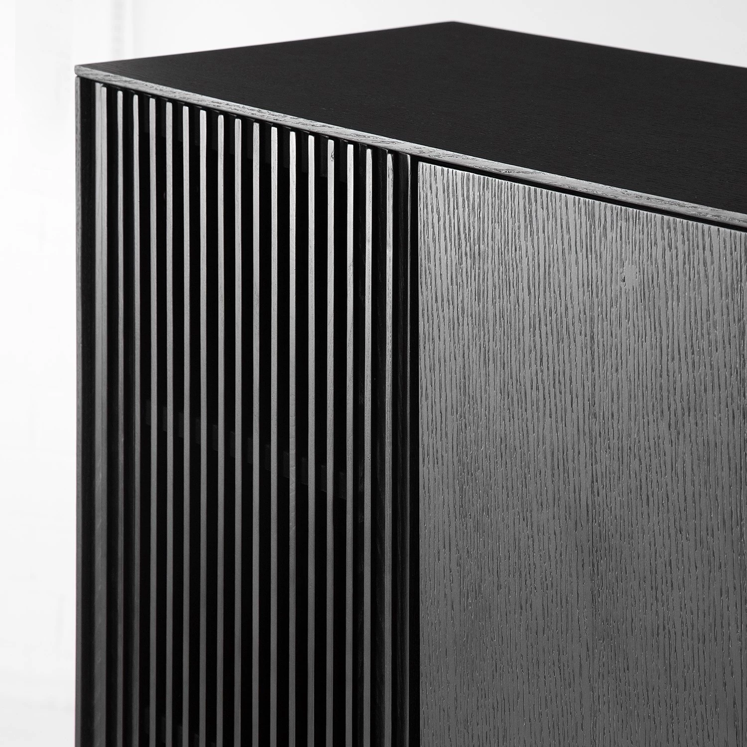 Studio Copenhagen Buffet haut Dowland - Placage en bois véritable - Chêne / Noir 12 Studio Copenhagen Buffet haut Dowland - Placage en bois véritable - Chêne / Noir – Image 10