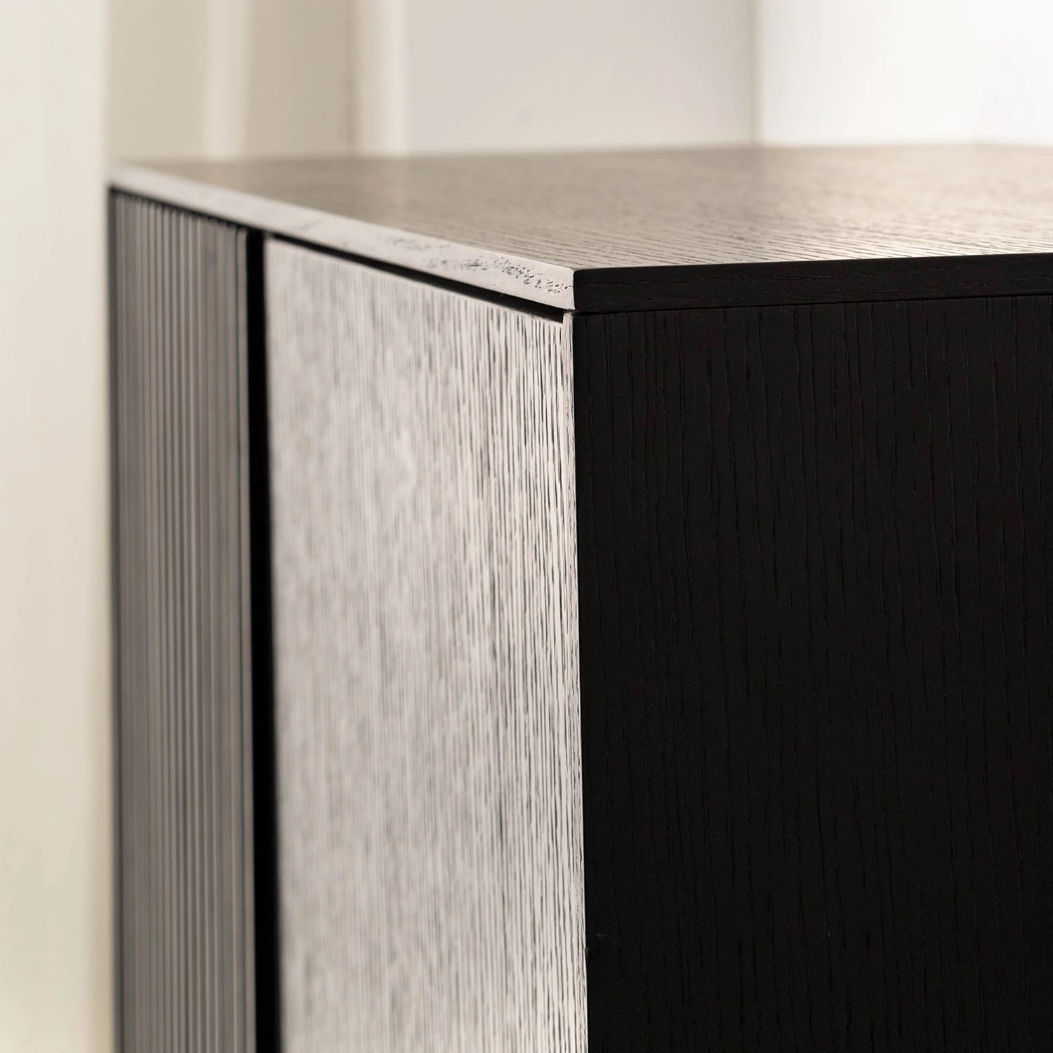 Studio Copenhagen Buffet haut Dowland - Placage en bois véritable - Chêne / Noir 18 Studio Copenhagen Buffet haut Dowland - Placage en bois véritable - Chêne / Noir – Image 16