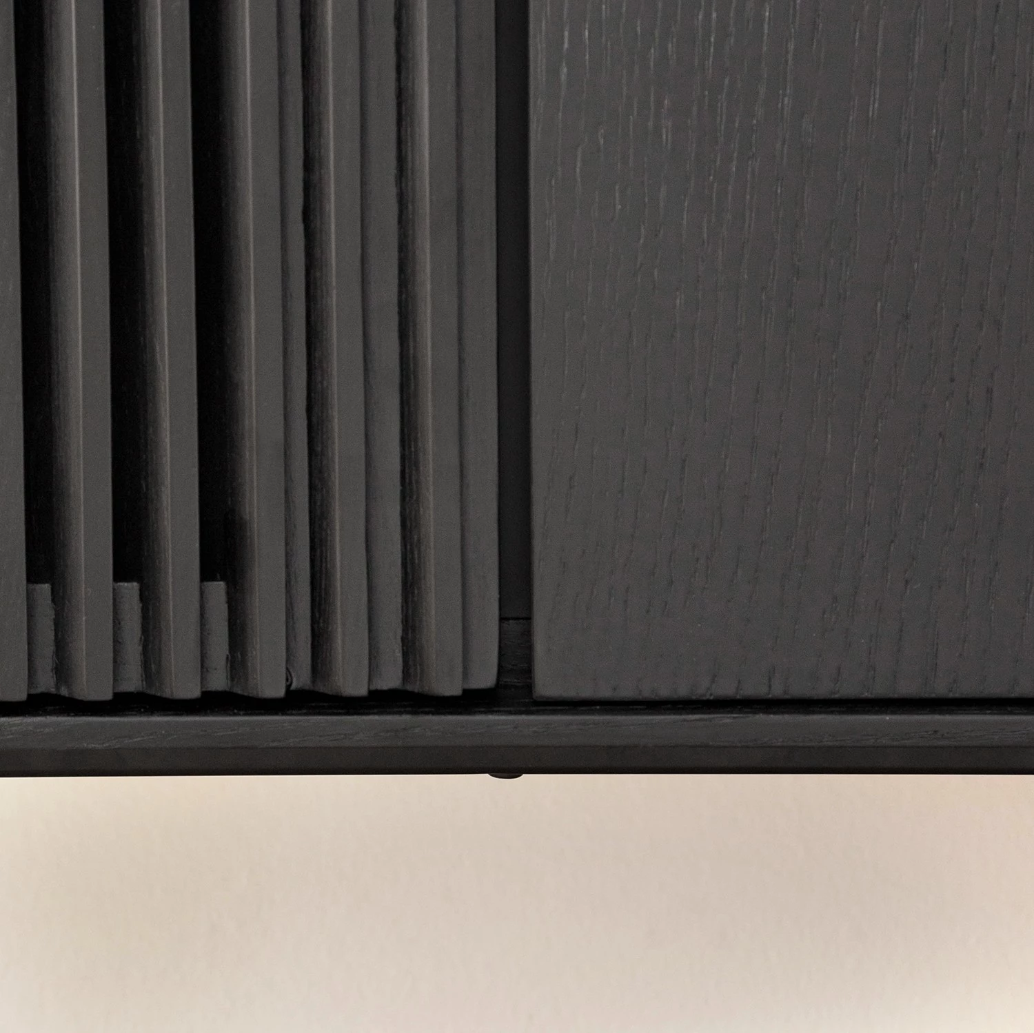 Studio Copenhagen Buffet haut Dowland - Placage en bois véritable - Chêne / Noir 23 Studio Copenhagen Buffet haut Dowland - Placage en bois véritable - Chêne / Noir – Image 21