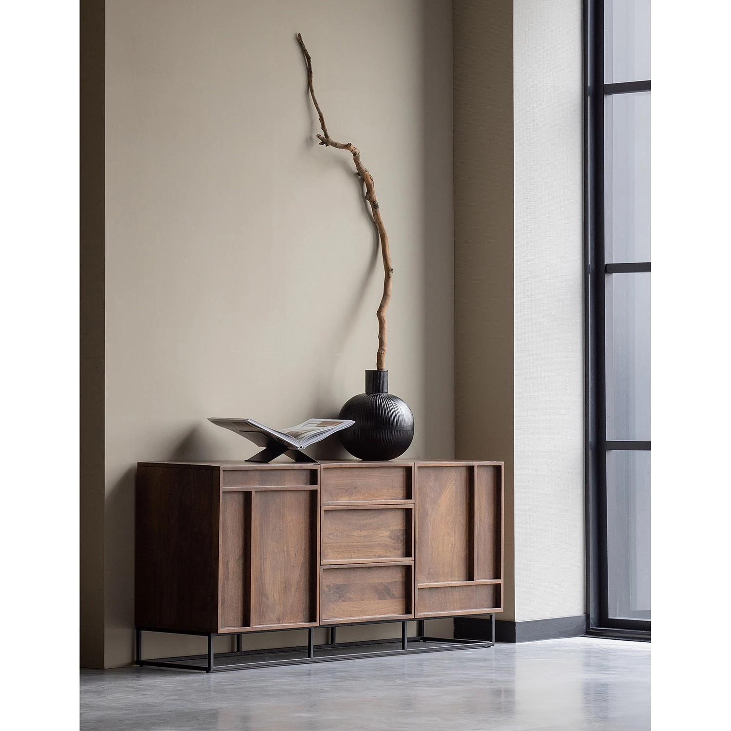 Red Living Commode Borro II - Manguier massif / Métal - Manguier / Noir 4 Red Living Commode Borro II - Manguier massif / Métal - Manguier / Noir – Image 2