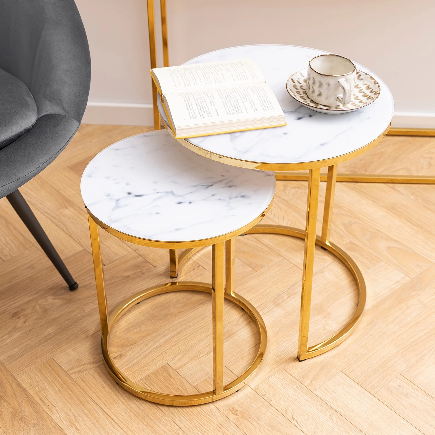Fredriks Tables gigognes Katori II (lot de 2) - Verre / Métal - Imitation marbre blanc / Doré 5 Fredriks Tables gigognes Katori II (lot de 2) - Verre / Métal - Imitation marbre blanc / Doré – Image 3