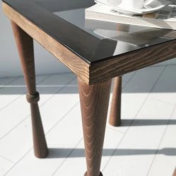 Ars Natura Bout de canapé Donatella - Verre / Noyer massif - Noir fumé / Noyer clair -Meubles de salon Soldes 1000333706 220302 030 DETAILS P000000001000333706