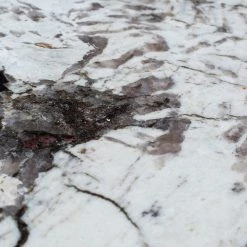 Red Living Bout de canapé Neerpelt - Marbre / Métal - Marbre blanc / Laiton -Meubles de salon Soldes 1000345816 220428 050 DETAILS P000000001000345816