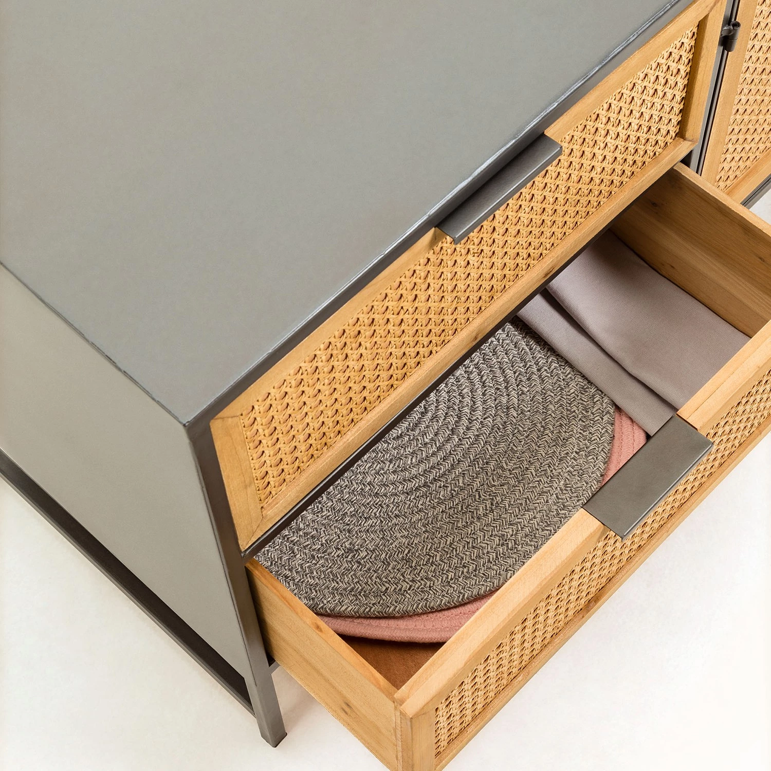 Red Living Meuble TV Kisumu - Cannage / Fer - Marron / Noir 12 Red Living Meuble TV Kisumu - Cannage / Fer - Marron / Noir – Image 10