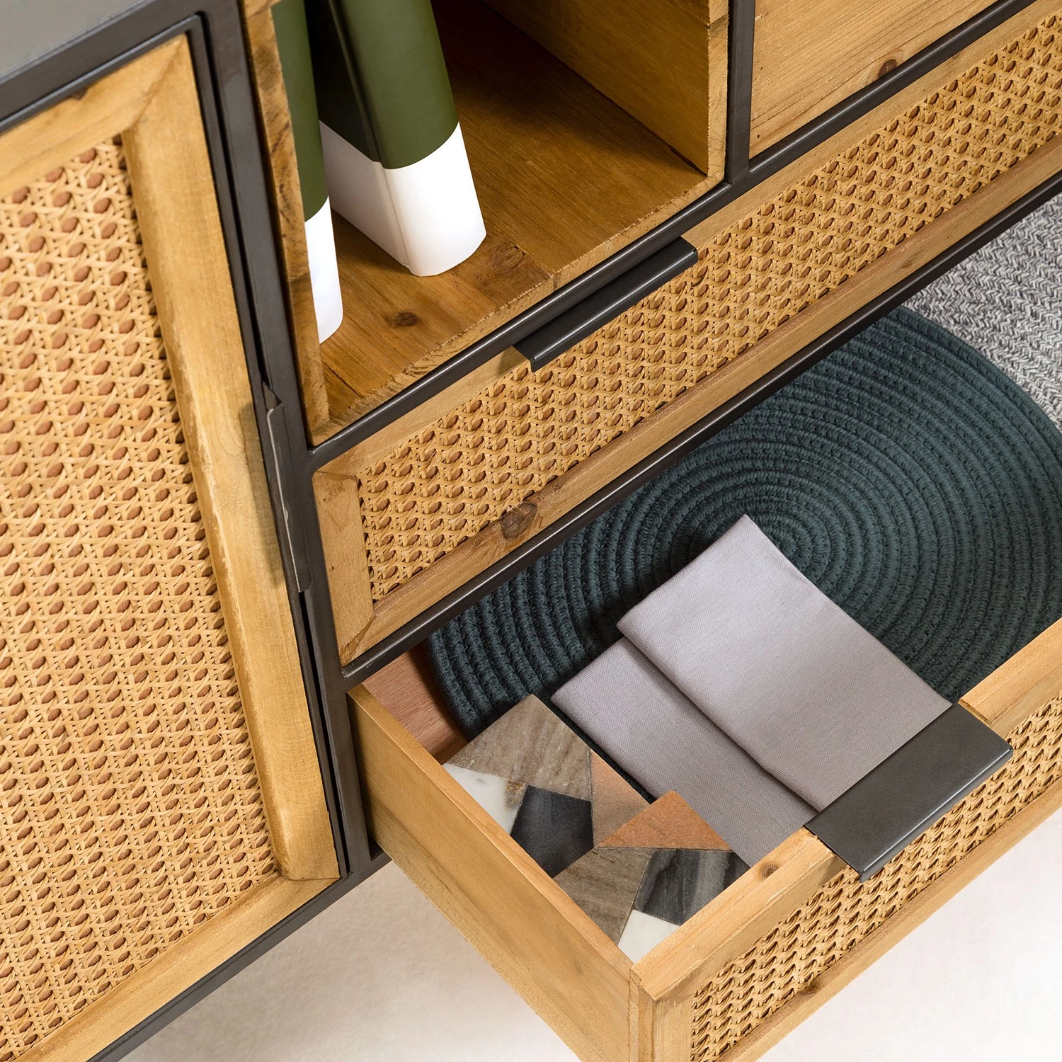 Red Living Buffet Kisumu - Cannage / Fer - Marron / Noir 14 Red Living Buffet Kisumu - Cannage / Fer - Marron / Noir – Image 12