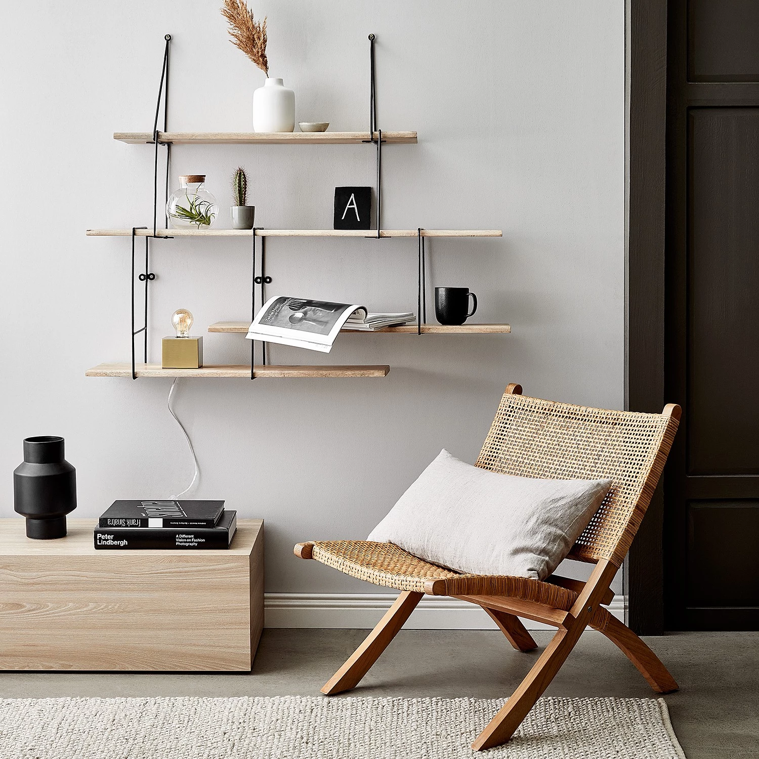 Butlers Étagère murale LIMBO - Chêne massif / Aluminium - Noir / Naturel 4 Butlers Étagère murale LIMBO - Chêne massif / Aluminium - Noir / Naturel – Image 2