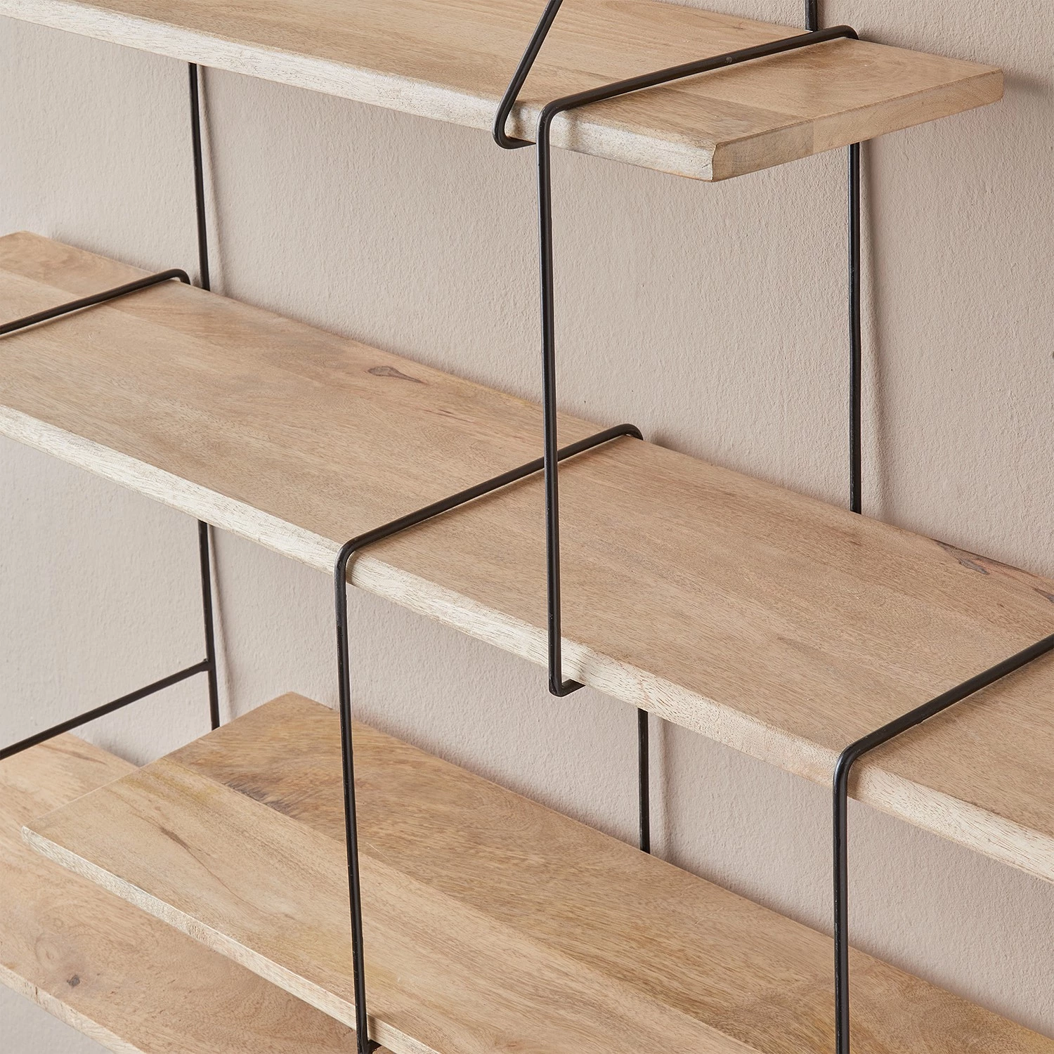 Butlers Étagère murale LIMBO - Chêne massif / Aluminium - Noir / Naturel 5 Butlers Étagère murale LIMBO - Chêne massif / Aluminium - Noir / Naturel – Image 3
