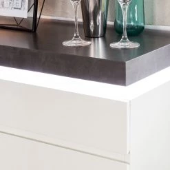 Fredriks Buffet Namona I - Éclairage inclus - Imitation béton / Blanc -Meubles de salon Soldes kommode namona i inkl beleuchtung weiss anthrazit weiss anthrazit 4040352