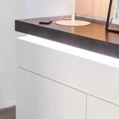 Fredriks Buffet Namona I - Éclairage inclus - Imitation béton / Blanc -Meubles de salon Soldes kommode namona i inkl beleuchtung weiss anthrazit weiss anthrazit 4040356