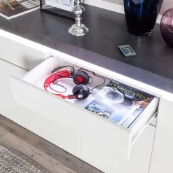 Fredriks Enfilade Namona III - Éclairage inclus - Imitation béton / Blanc -Meubles de salon Soldes sideboard namona iii inkl beleuchtung weiss anthrazit weiss anthrazit 4040340